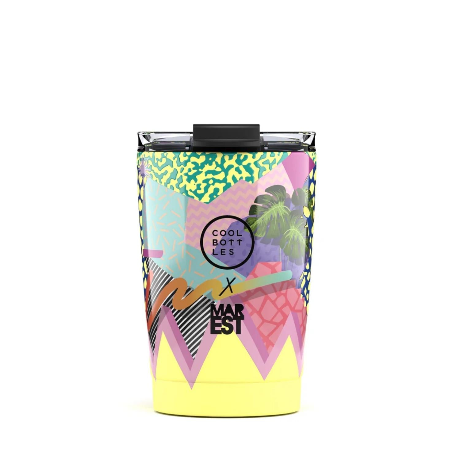 Compra el vaso térmico Cool Bottles The Tumbler Mediterranean de 330ml diseñado por Antonyo Marest. Estilo retro con palmeras, relieve 3D y tecnología Triple Cool.