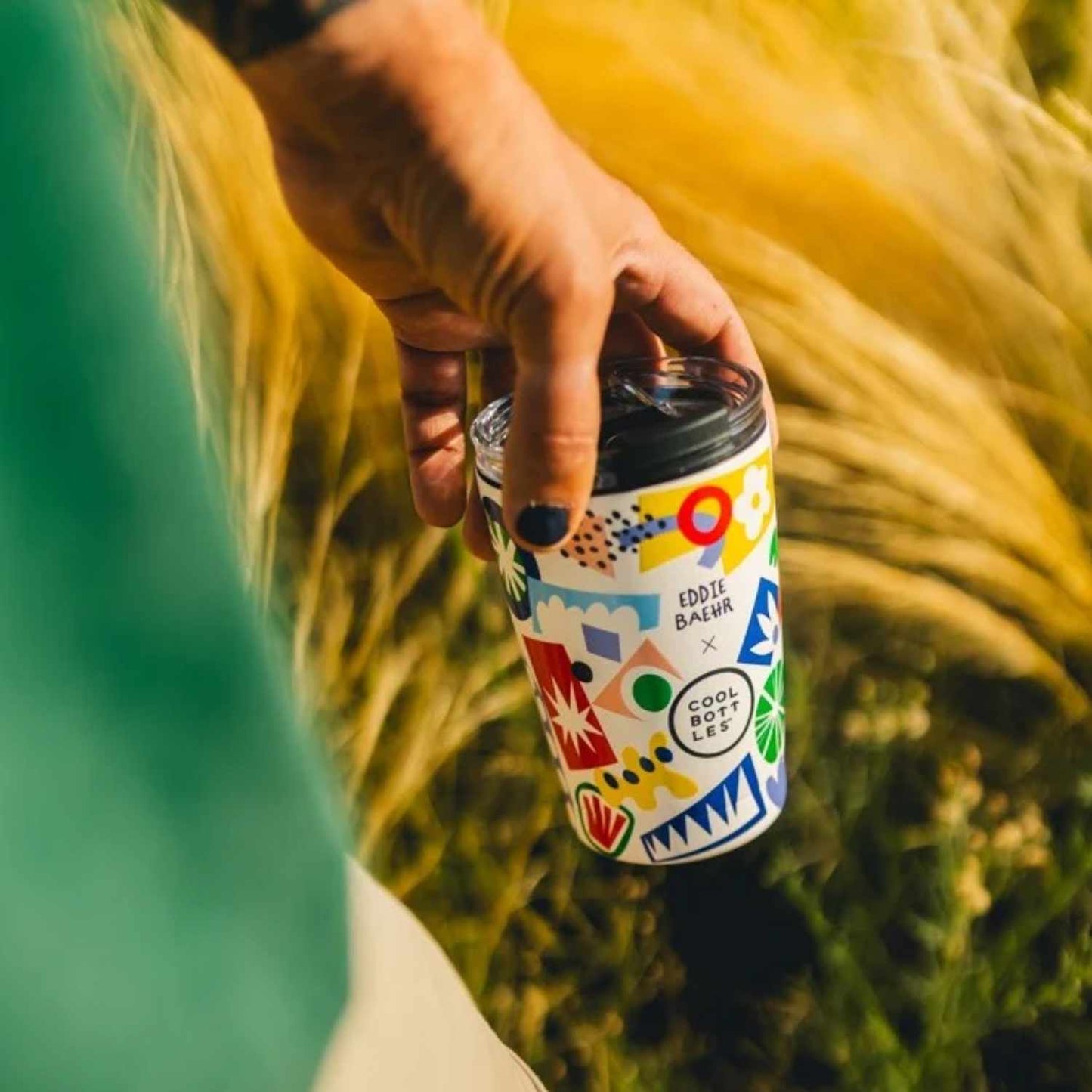 Compra el vaso térmico Cool Bottles The Tumbler electric garden de 330ml. Diseño tropical exclusivo de Eddie Baehr con relieve 3D y tecnología Triple Cool.