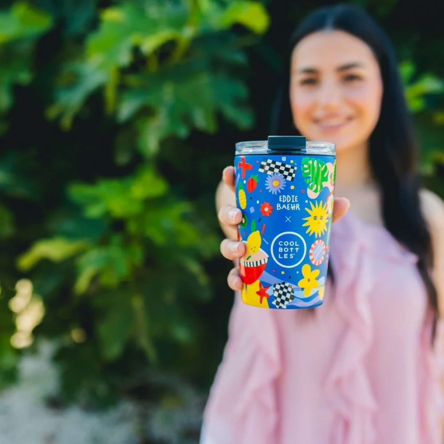 Compra el vaso térmico Cool Bottles The Tumbler Sunshine Fiesta de 330ml. Diseño tropical exclusivo de Eddie Baehr con relieve 3D y tecnología Triple Cool.