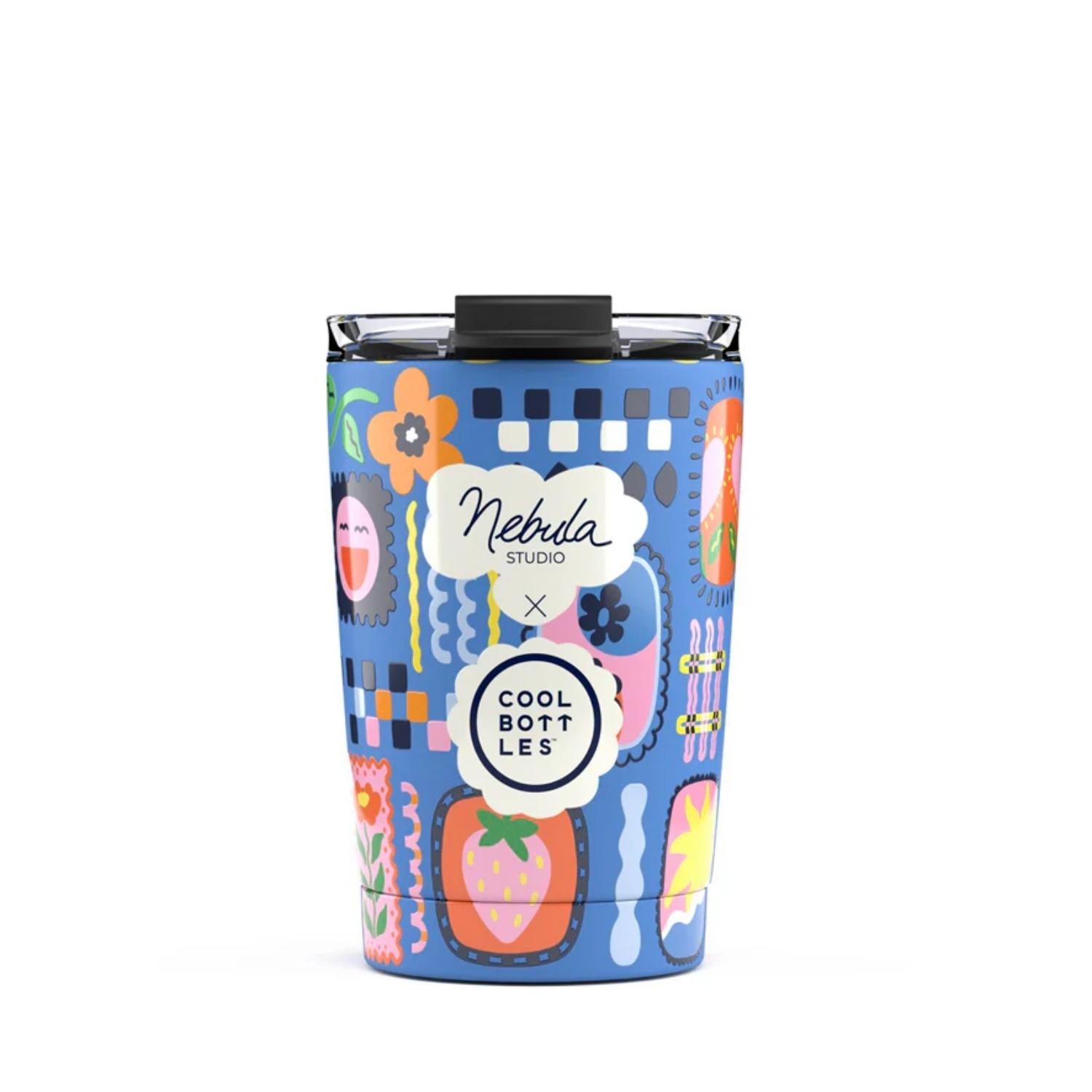Compra el vaso térmico Cool Bottles The Tumbler Patch Zone de 330ml. Diseño urbano de parches con relieve 3D, libre de BPA y tecnología térmica Triple Cool.
