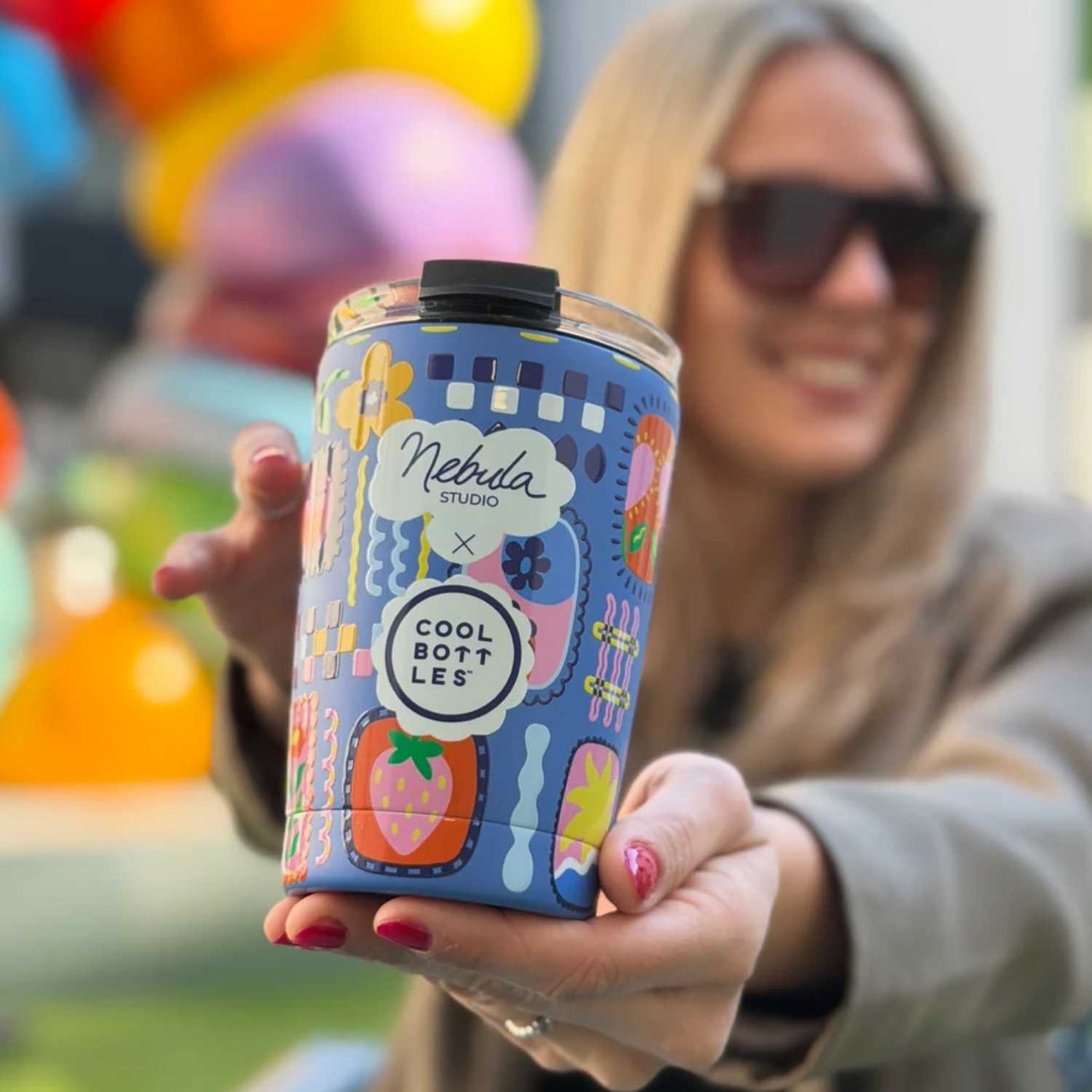Compra el vaso térmico Cool Bottles The Tumbler Patch Zone de 330ml. Diseño urbano de parches con relieve 3D, libre de BPA y tecnología térmica Triple Cool.
