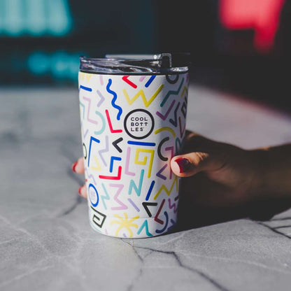 Meta descripción: Compra el vaso térmico Cool Bottles The Tumbler Allegra de 330ml diseñado por Antonyo Marest. Estilo retro con palmeras, relieve 3D y tecnología Triple Cool.