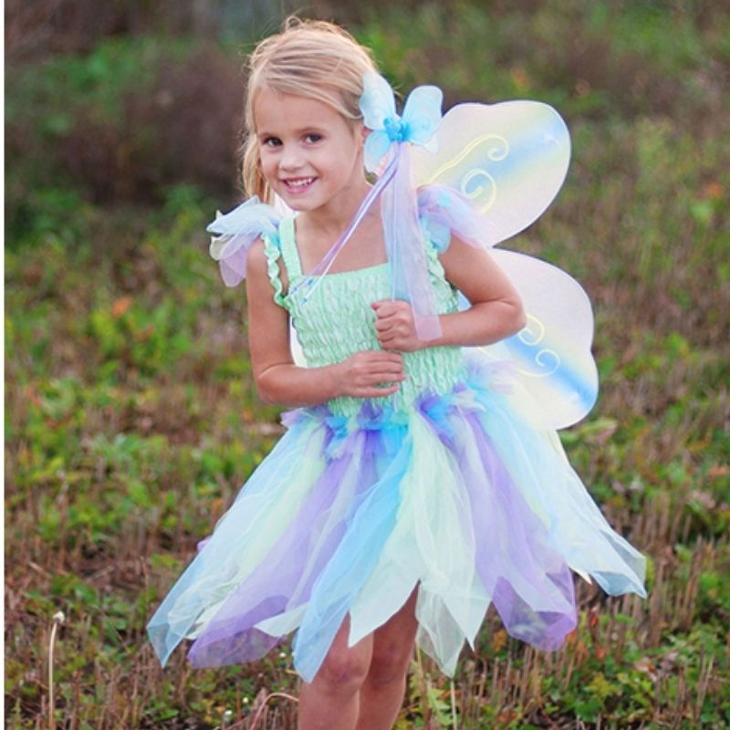 disfraz de Hada mariposa del Viento de Great Pretenders, diseñado para dar alas a su imaginación y transportarla a un mundo de fantasía.

Este encantador conjunto de tres piezas incluye un vestido de ensueño, unas alas de mariposa y una varita mágica lifestyle