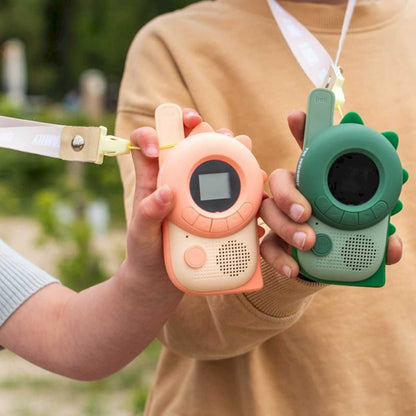 🦖 Walkie Talkies Zoo Dino Pink and Green (The Zoofamily)

Los&nbsp;Walkie Talkies Zoo Dino Pink and&nbsp; Green aseguran la comunicación en todas las misiones y aventuras. Su diseño de dinosaurio y acabado en silicona suave los hace resistentes y divertidos, perfectos para juegos de rol con un alcance de hasta 3 km