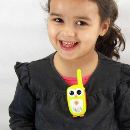  Walkie Talkies Junior de Buki! Diseñados para niños a partir de 4 años, estos encantadores walkie talkies en forma de búho son perfectos para pequeñas expediciones al aire libre.  NIÑA