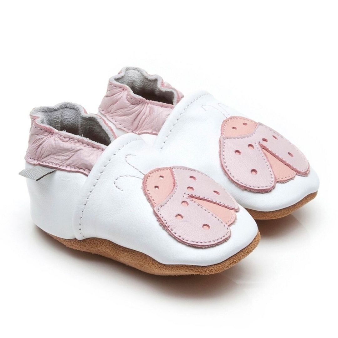 ¡Zapatos blanditos LADYBUG ofrecen comodidad y seguridad para tus peques! Su suela blandita es perfecta para el hogar o la escuela, y el diseño es precioso.

Hechos a mano con piel de primera calidad, recomendados por ortopedistas y podólogos infantiles. La suela de ante transpirable se adapta perfectamente a sus piececitos, con una suave banda elástica que asegura un ajuste seguro. ¡Brindales autonomía con nuestras encantadoras babuchas! lateral