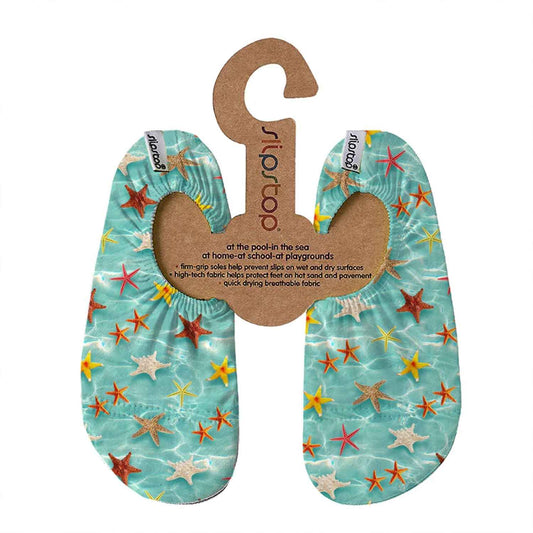 Zapatilla antideslizante Lucid de la nueva colección de Slip Stop BTBOX. Perfectos para playa y piscina pero también para interiores como zapatillas de casa o escuela infantil. Se puede nadar con ellas puestas. Transpirables y de secado rápido, lavables a máquina. Suela rugosa y firme que ayuda a prevenir resbalones. Uso apto para superficies secas, mojadas, calientes y rugosas. Certificación STANDARD100 by OEKO-TEX®. Factor de protección UPF 50+. Composición: Tejido superior 87% poliéster, 13% elastano; Su