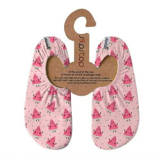 Descubre la zapatilla antideslizante EMILY SANDÍAS&nbsp;de la exclusiva colección Slip Stop y BTBOX. Diseñadas para ofrecer seguridad en superficies secas, mojadas o calientes, estas zapatillas son el calzado definitivo para el verano y el interior. Gracias a su composición elástica, se ajustan perfectamente al pie, permitiendo libertad de movimiento total mientras protegen contra el calor del suelo y los resbalones en la piscina. Son fáciles de limpiar, ya que admiten lavado a máquina, y garantizan una dur