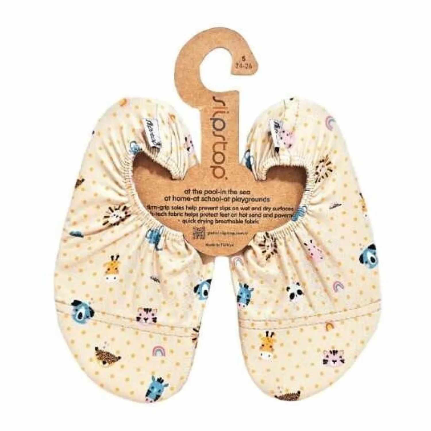 Descubre la zapatilla antideslizante Zoo family de la exclusiva colección Slip Stop y BTBOX. Diseñadas para ofrecer seguridad en superficies secas, mojadas o calientes, estas zapatillas son el calzado definitivo para el verano y el interior. Gracias a su composición elástica, se ajustan perfectamente al pie, permitiendo libertad de movimiento total mientras protegen contra el calor del suelo y los resbalones en la piscina. Son fáciles de limpiar, ya que admiten lavado a máquina, y garantizan una durabilidad