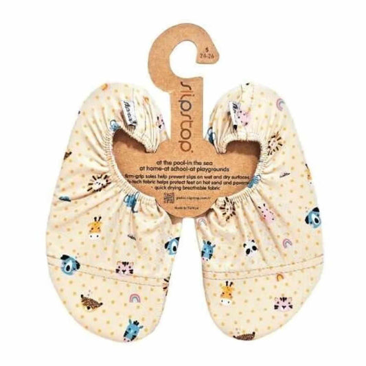 Descubre la zapatilla antideslizante Zoo family de la exclusiva colección Slip Stop y BTBOX. Diseñadas para ofrecer seguridad en superficies secas, mojadas o calientes, estas zapatillas son el calzado definitivo para el verano y el interior. Gracias a su composición elástica, se ajustan perfectamente al pie, permitiendo libertad de movimiento total mientras protegen contra el calor del suelo y los resbalones en la piscina. Son fáciles de limpiar, ya que admiten lavado a máquina, y garantizan una durabilidad