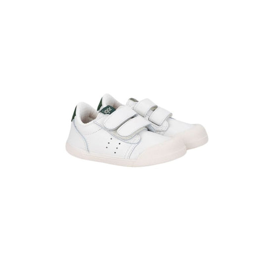 Zapatilla de piel blanca con doble cierre adherente para mayor ajuste y autonomía., de concepto barefoot, cero drop, flexible, blandita y con plantilla extraíble. Y comodetalle super estiloso tiene la talonera en VERDE MUSGO con letras doradas ¡Un modelo de lo más mono!