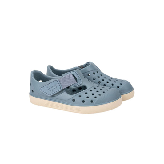 Descubre las zapatillas de agua Malibu Maquillaje, el calzado infantil perfecto para combinar estilo y salud podológica. Fabricadas en E.V.A. de alta calidad, estas cangrejeras destacan por su ligereza y resistencia. Su diseño barefoot medium con cero drop asegura que el talón y la puntera estén a la misma altura, fomentando un desarrollo óptimo del pie