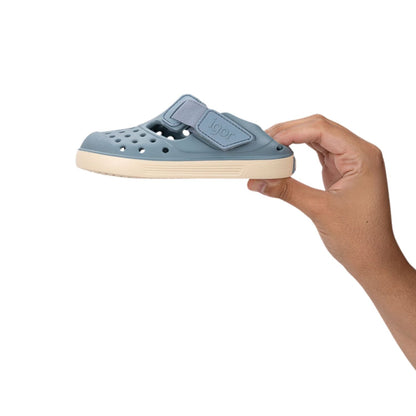 Descubre las zapatillas de agua Malibu Maquillaje, el calzado infantil perfecto para combinar estilo y salud podológica. Fabricadas en E.V.A. de alta calidad, estas cangrejeras destacan por su ligereza y resistencia. Su diseño barefoot medium con cero drop asegura que el talón y la puntera estén a la misma altura, fomentando un desarrollo óptimo del pie