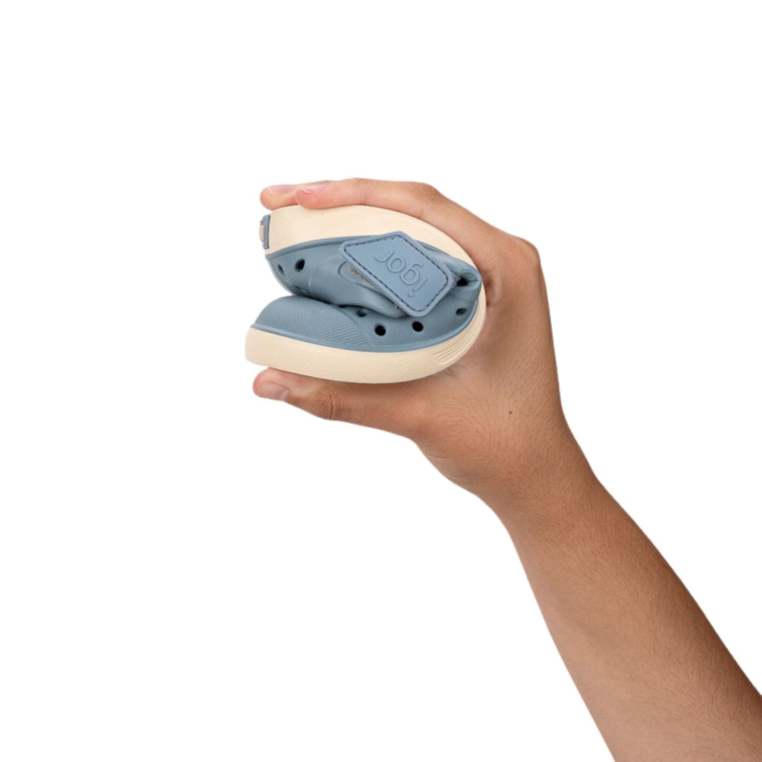 Descubre las zapatillas de agua Malibu Maquillaje, el calzado infantil perfecto para combinar estilo y salud podológica. Fabricadas en E.V.A. de alta calidad, estas cangrejeras destacan por su ligereza y resistencia. Su diseño barefoot medium con cero drop asegura que el talón y la puntera estén a la misma altura, fomentando un desarrollo óptimo del pie