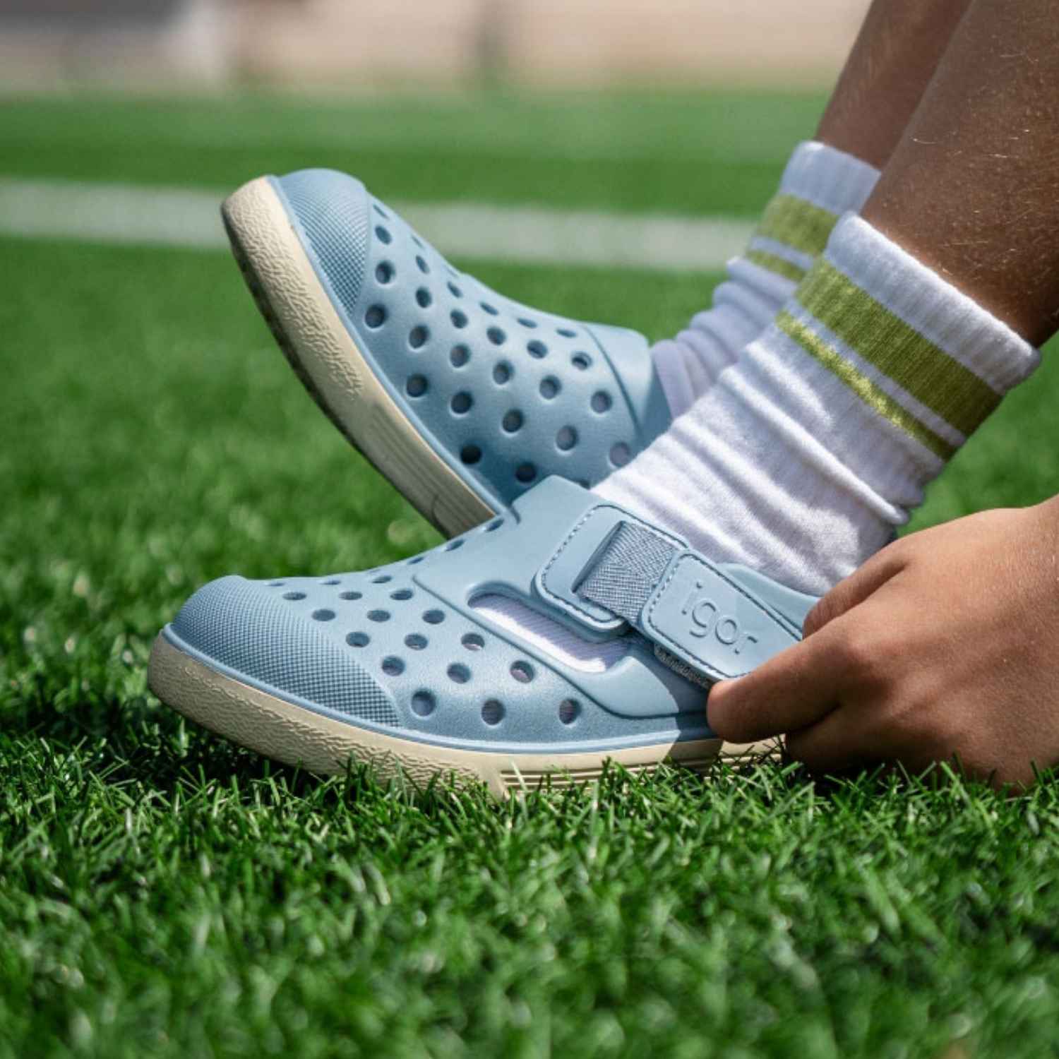 Descubre las zapatillas de agua Malibu Maquillaje, el calzado infantil perfecto para combinar estilo y salud podológica. Fabricadas en E.V.A. de alta calidad, estas cangrejeras destacan por su ligereza y resistencia. Su diseño barefoot medium con cero drop asegura que el talón y la puntera estén a la misma altura, fomentando un desarrollo óptimo del pie