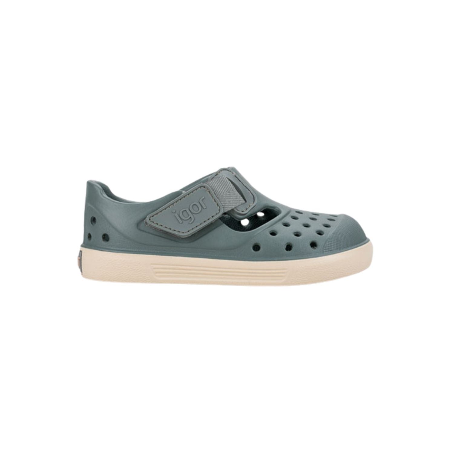 zapatillas de agua Malibu VERDE, el calzado infantil perfecto para combinar estilo y salud podológica. Fabricadas en E.V.A. de alta calidad, estas cangrejeras destacan por su ligereza y resistencia. Su diseño barefoot medium con cero drop asegura que el talón y la puntera estén a la misma altura, fomentando un desarrollo óptimo del pie. Son extremadamente flexibles y blanditas,