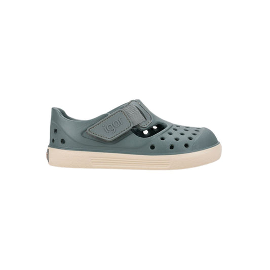 zapatillas de agua Malibu VERDE, el calzado infantil perfecto para combinar estilo y salud podológica. Fabricadas en E.V.A. de alta calidad, estas cangrejeras destacan por su ligereza y resistencia. Su diseño barefoot medium con cero drop asegura que el talón y la puntera estén a la misma altura, fomentando un desarrollo óptimo del pie. Son extremadamente flexibles y blanditas,