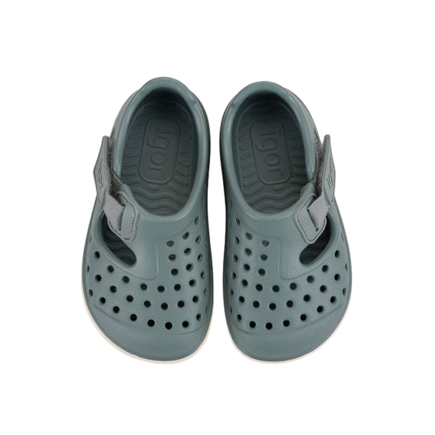 zapatillas de agua Malibu VERDE, el calzado infantil perfecto para combinar estilo y salud podológica. Fabricadas en E.V.A. de alta calidad, estas cangrejeras destacan por su ligereza y resistencia. Su diseño barefoot medium con cero drop asegura que el talón y la puntera estén a la misma altura, fomentando un desarrollo óptimo del pie. Son extremadamente flexibles y blanditas,