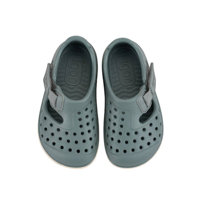 zapatillas de agua Malibu VERDE, el calzado infantil perfecto para combinar estilo y salud podológica. Fabricadas en E.V.A. de alta calidad, estas cangrejeras destacan por su ligereza y resistencia. Su diseño barefoot medium con cero drop asegura que el talón y la puntera estén a la misma altura, fomentando un desarrollo óptimo del pie. Son extremadamente flexibles y blanditas,