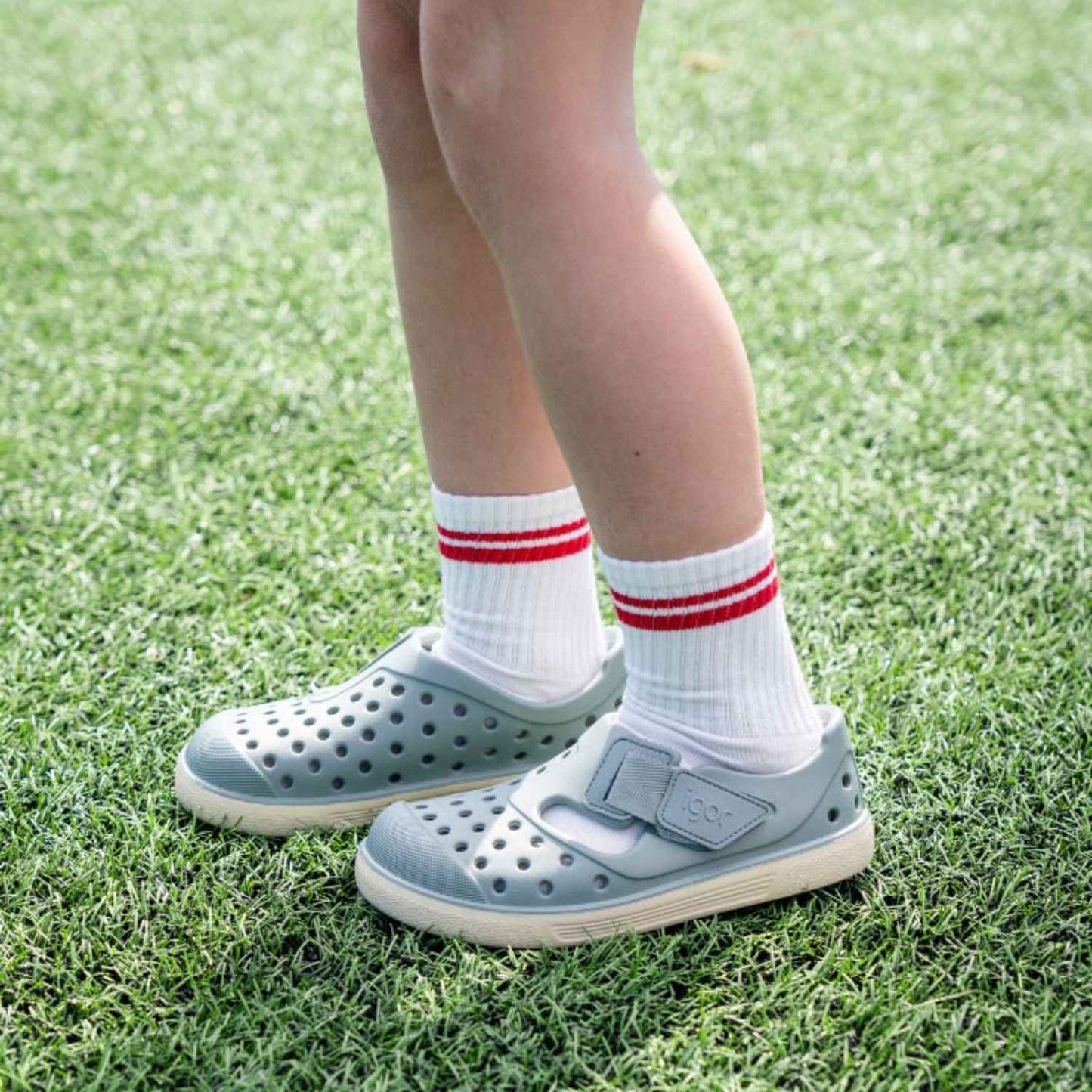 zapatillas de agua Malibu VERDE, el calzado infantil perfecto para combinar estilo y salud podológica. Fabricadas en E.V.A. de alta calidad, estas cangrejeras destacan por su ligereza y resistencia. Su diseño barefoot medium con cero drop asegura que el talón y la puntera estén a la misma altura, fomentando un desarrollo óptimo del pie. Son extremadamente flexibles y blanditas,