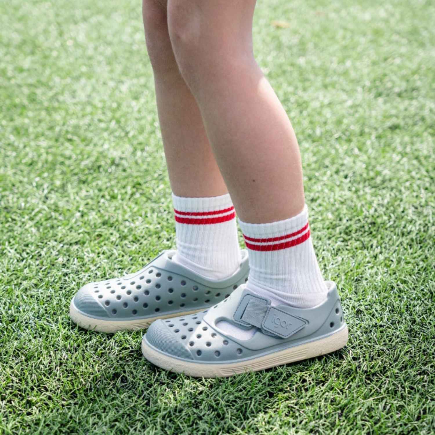 zapatillas de agua Malibu VERDE, el calzado infantil perfecto para combinar estilo y salud podológica. Fabricadas en E.V.A. de alta calidad, estas cangrejeras destacan por su ligereza y resistencia. Su diseño barefoot medium con cero drop asegura que el talón y la puntera estén a la misma altura, fomentando un desarrollo óptimo del pie. Son extremadamente flexibles y blanditas,
