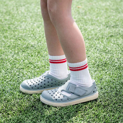 zapatillas de agua Malibu VERDE, el calzado infantil perfecto para combinar estilo y salud podológica. Fabricadas en E.V.A. de alta calidad, estas cangrejeras destacan por su ligereza y resistencia. Su diseño barefoot medium con cero drop asegura que el talón y la puntera estén a la misma altura, fomentando un desarrollo óptimo del pie. Son extremadamente flexibles y blanditas,