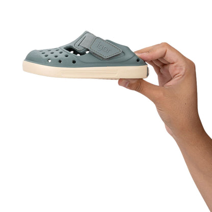 zapatillas de agua Malibu VERDE, el calzado infantil perfecto para combinar estilo y salud podológica. Fabricadas en E.V.A. de alta calidad, estas cangrejeras destacan por su ligereza y resistencia. Su diseño barefoot medium con cero drop asegura que el talón y la puntera estén a la misma altura, fomentando un desarrollo óptimo del pie. Son extremadamente flexibles y blanditas,