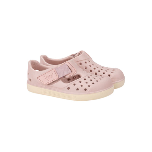 Descubre las zapatillas de agua Malibu Maquillaje, el calzado infantil perfecto para combinar estilo y salud podológica. Fabricadas en E.V.A. de alta calidad, estas cangrejeras destacan por su ligereza y resistencia. Su diseño barefoot medium con cero drop asegura que el talón y la puntera estén a la misma altura, fomentando un desarrollo óptimo del pie