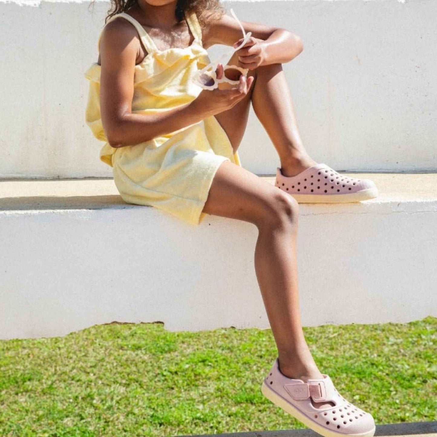 Descubre las zapatillas de agua Malibu Maquillaje, el calzado infantil perfecto para combinar estilo y salud podológica. Fabricadas en E.V.A. de alta calidad, estas cangrejeras destacan por su ligereza y resistencia. Su diseño barefoot medium con cero drop asegura que el talón y la puntera estén a la misma altura, fomentando un desarrollo óptimo del pie