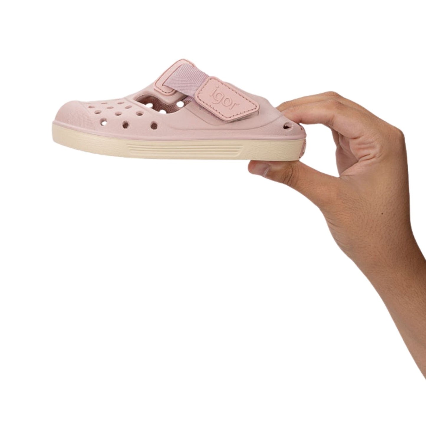 Descubre las zapatillas de agua Malibu Maquillaje, el calzado infantil perfecto para combinar estilo y salud podológica. Fabricadas en E.V.A. de alta calidad, estas cangrejeras destacan por su ligereza y resistencia. Su diseño barefoot medium con cero drop asegura que el talón y la puntera estén a la misma altura, fomentando un desarrollo óptimo del pie