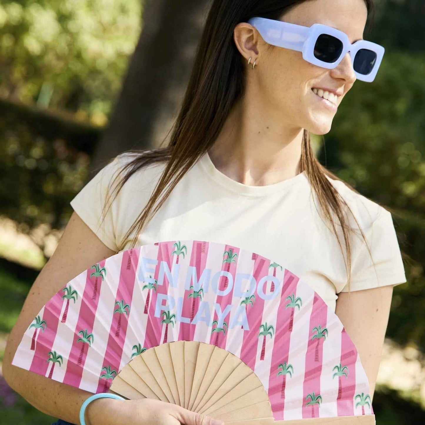 Abanico "En modo playa" de madera y tela. El regalo ideal para amantes del mar. Incluye colgador de mano y caja decorativa. Diseñado en España para combatir el calor con estilo.
