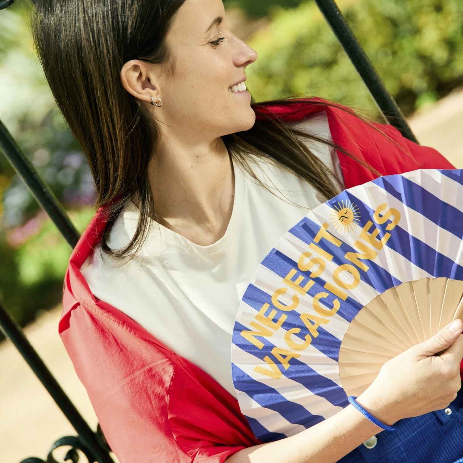 pierda y tenerlo listo en cuanto suba la temperatura.

El abanico "Necesito vavaciones" es mucho más que un aliado contra el calor; es un estado mental. Diseñado para los amantes del salitre y la arena que necesitan sobrevivir a las altas temperaturas en la ciudad o durante el trayecto a su cala favorita. Con un tamaño abierto de 42,5 cm, ofrece una cobertura excelente, mientras que su plegado compacto lo hace ideal para cualquier bolso o mochila. Se presenta en una caja de diseño cuidado, convirtiéndolo en