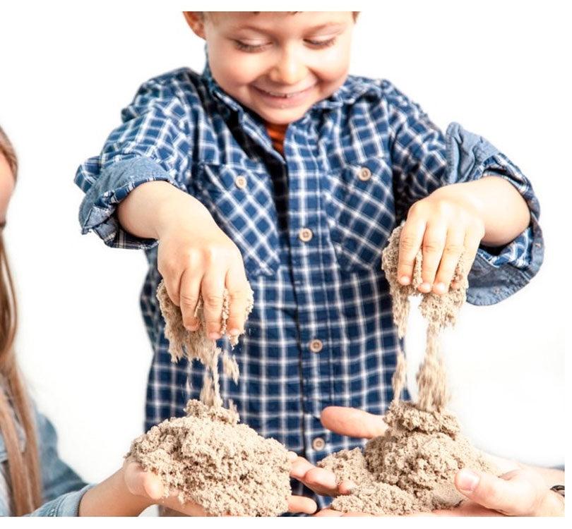 niño tirando   la arena mágica se mueve sola? Este material es perfecto para que los niños se diviertan, jueguen y experimenten durante horas sin ensuciar todo con arena.  ¡Se limpia fácilmente! La arena mágica no se pega, no deja residuos y es extremadamente suave. Está hecha principalmente de arena y es totalmente segura ya que es antimicrobiana y sin gluten.