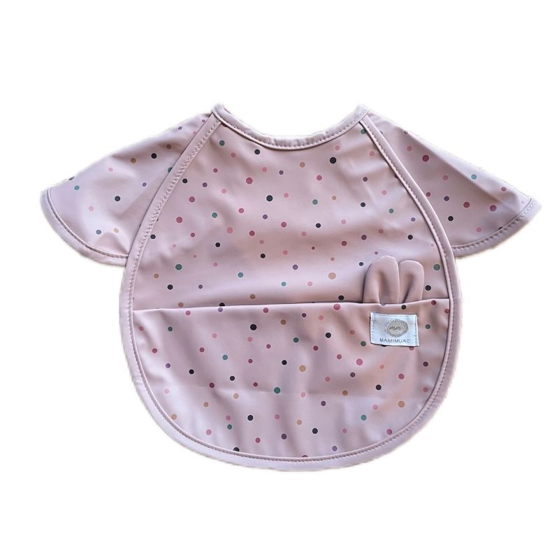 El babero impermeable de manga corta Rabbit Dots Rosa de Mamimuac, es un aliado imprescindible cuando se trata de comidas y actividades infantiles.