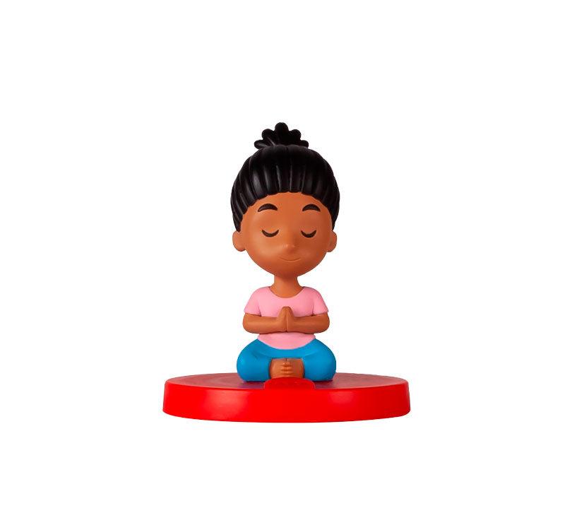 personaje del cuenta cuentos de faba Baby yoga niña sentada con las manos en palmas cerradas sobre el pecho