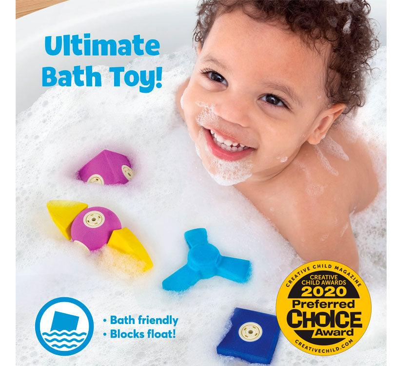 niño jugando en la bañera con bloques de construcción Blockaroo magnéticos Submarino!  Estos bloques de espuma suave son perfectos para niños pequeños y preescolares. ¡Conéctalos mágicamente y desata su creatividad sin límites!  Construye, apila y gira los bloques en todas las direcciones, ¡nunca se repelen! Además, son seguros para jugar en el baño, convirtiendo la hora del baño en una experiencia emocionante. ¡es un juego increíble!