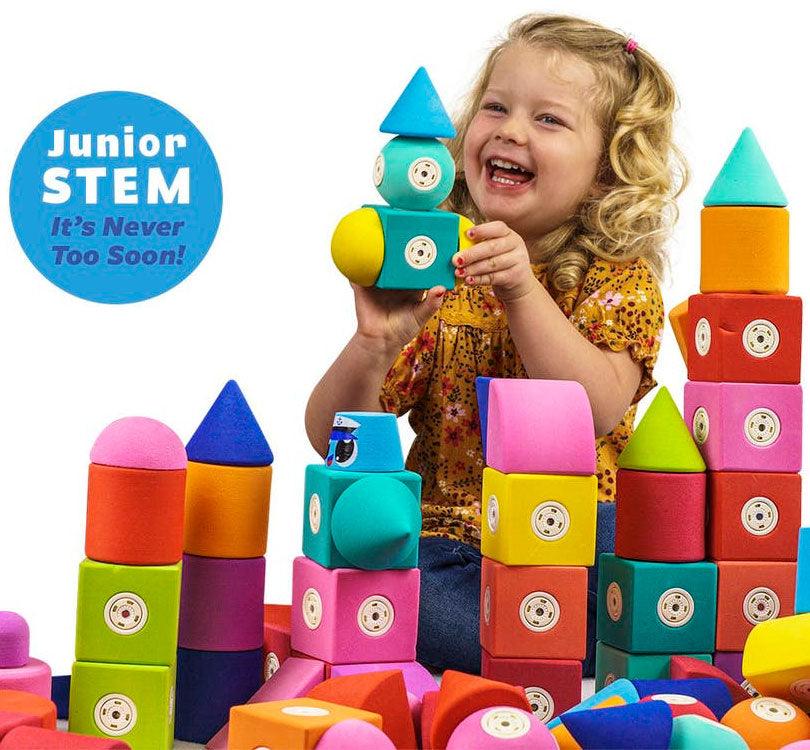 Niña jugando con los bloques de construcción Blockaroo magnéticos Submarino!  Estos bloques de espuma suave son perfectos para niños pequeños y preescolares. ¡Conéctalos mágicamente y desata su creatividad sin límites!  Construye, apila y gira los bloques en todas las direcciones, ¡nunca se repelen! Además, son seguros para jugar en el baño, convirtiendo la hora del baño en una experiencia emocionante. ¡es un juego increíble!