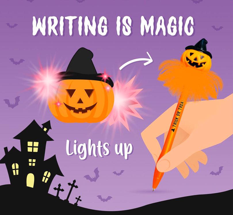 INFOGRAFIA DE USO Bolígrafo Luminoso Writing is Magic de Legami: cada vez que golpees la calabaza contra la mesa, el led se iluminará marca LEGAMI