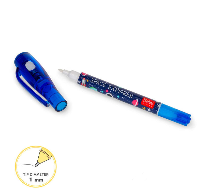 Bolígrafo con Tinta Invisible Magic Pen de temática Space de Legami. Gracias a la punta doble, puedes escribir con una clásica tinta azul y, en cuestión de segundos, pasar al modo incógnito con la tinta invisible.