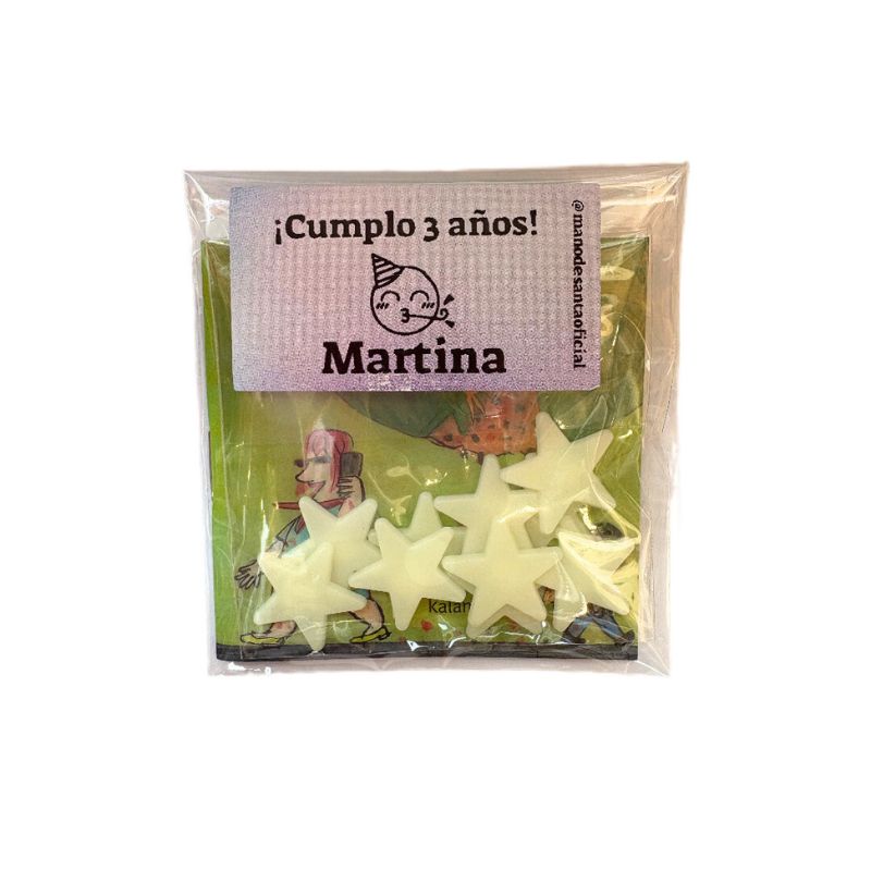 ¡Leer da sueños! Por eso hemos creado esta preciosa bolsita de cumpleaños con la coleccion mini libros imperdibles de Kaladraka y una bolsita con 10 mini estrellitas autoadhesivas luminiscentes Mini libros de la editorial Kalandraka son el regalo perfecto &nbsp;como detallito para los invitados de un cumpleaños y ahora en compañia de las estrellitas añaden un toque extra a tus bolsitas de invitados!&nbsp;&nbsp;