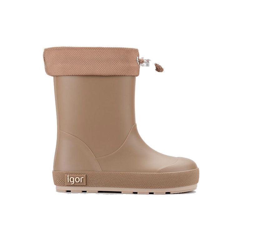 Vista lateral as botas de agua monocolor beige oscuro de concepto barefoot de IGOR! Son tus aliadas para aventuras en familia bajo la lluvia. Su acabado mate las hace preciosas y el diseño respetuoso con sus pies las hace flexibles y cómodas. ¿Quieres aún más motivos para comprarlas? ¡Cero Drop y la plantilla es extraíble!