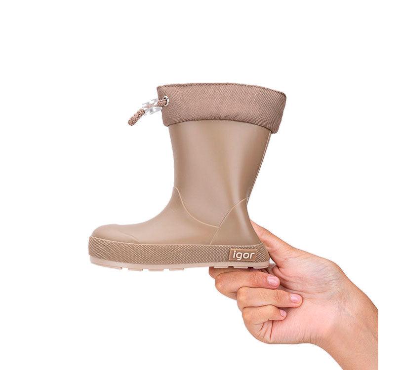 vista talon as botas de agua monocolor beige oscuro de concepto barefoot de IGOR! Son tus aliadas para aventuras en familia bajo la lluvia. Su acabado mate las hace preciosas y el diseño respetuoso con sus pies las hace flexibles y cómodas. ¿Quieres aún más motivos para comprarlas? ¡Cero Drop y la plantilla es extraíble!