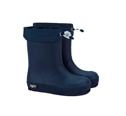 as botas de agua monocolor marino de concepto barefoot de IGOR! Son tus aliadas para aventuras en familia bajo la lluvia. Su acabado mate las hace preciosas y el diseño respetuoso con sus pies las hace flexibles y cómodas. ¿Quieres aún más motivos para comprarlas? ¡Cero Drop y la plantilla es extraíble!