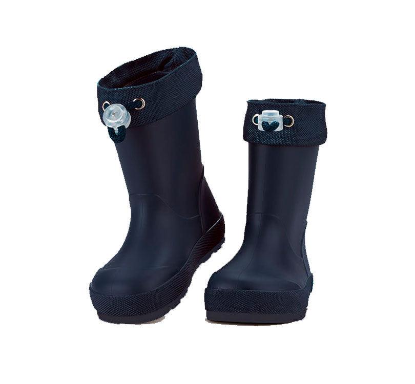 vista ladeada de as botas de agua monocolor marino de concepto barefoot de IGOR! Son tus aliadas para aventuras en familia bajo la lluvia. Su acabado mate las hace preciosas y el diseño respetuoso con sus pies las hace flexibles y cómodas. ¿Quieres aún más motivos para comprarlas? ¡Cero Drop y la plantilla es extraíble!