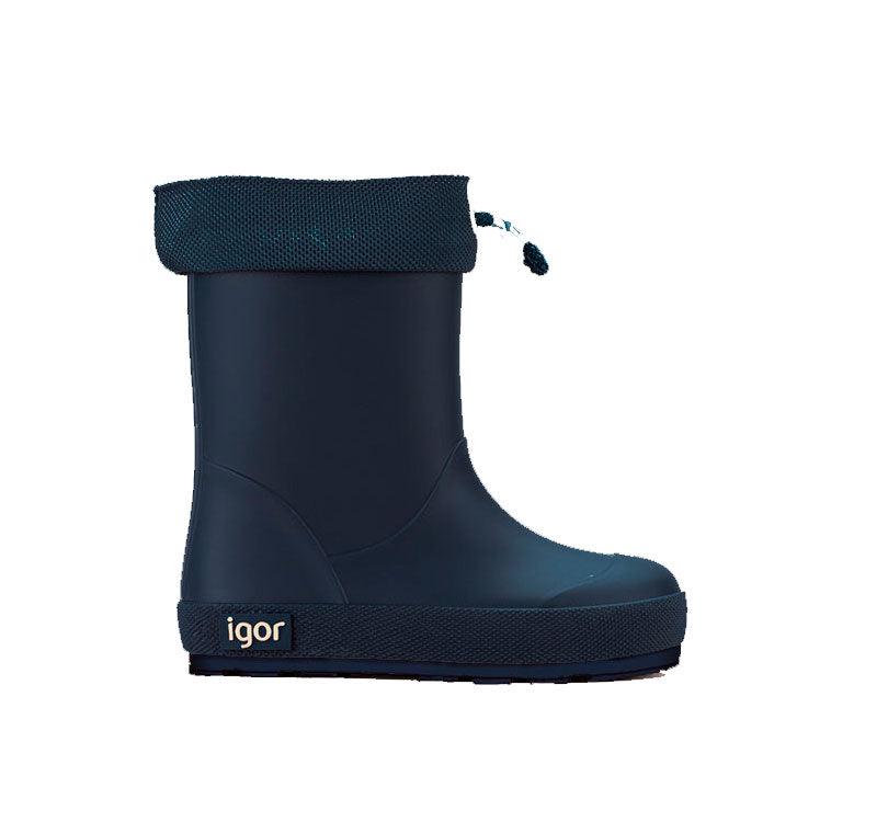 vista lateral as botas de agua monocolor marino de concepto barefoot de IGOR! Son tus aliadas para aventuras en familia bajo la lluvia. Su acabado mate las hace preciosas y el diseño respetuoso con sus pies las hace flexibles y cómodas. ¿Quieres aún más motivos para comprarlas? ¡Cero Drop y la plantilla es extraíble!