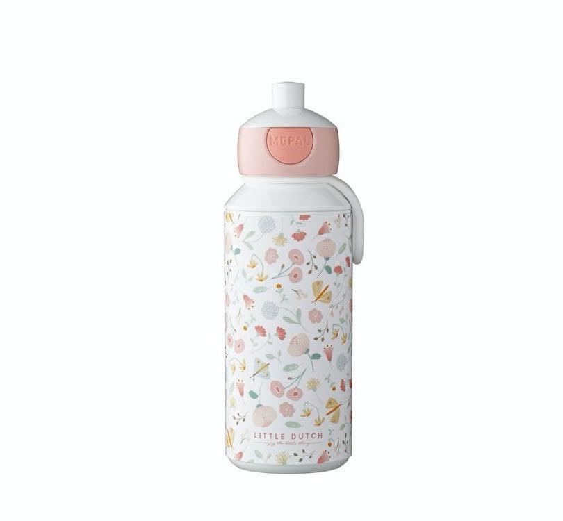 La Botella Campus Flores y Mariposas Little Dutch fabricada por Mepal, es una botella que marca la diferencia tanto por su diseño como por su funcionalidad, con una capacidad de 400 ml 