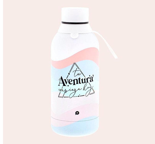 Botella de acero inoxidable en acabado exterior blanco con estampado de ondas irregulares en rosa y turquesa con el texto en negro tu aventura empieza hoy