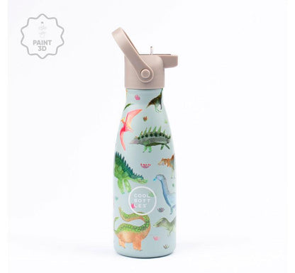 ¡La botella de Dinosaurios más molona ha llegado a Mano de Santa!  ¡Descubre la botella isotérmica para niños de 36 horas de frío y 18 de calor! Su tecnología Triple Cool™ mantendrá tus bebidas frías y calientes con total comodidad. 