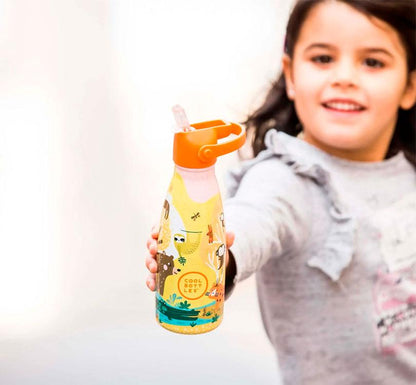 niña sujetando en la mano la botella Jungle  Park La botella con los animales de la Jungla mas divertidos ya ha llegado a Mano de Santa!  ¡Descubre la botella isotérmica para niños de 36 horas de frío y 18 de calor! Su tecnología Triple Cool™ mantendrá tus bebidas frías y calientes con total comodidad.  marca cool Bottles