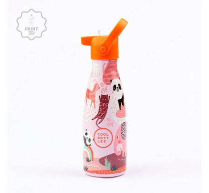 diseño Panda grande de ¡La botella con los pandas más divertidos ya ha llegado a Mano de Santa!  ¡Descubre la botella isotérmica para niños de 36 horas de frío y 18 de calor! Su tecnología Triple Cool™ mantendrá tus bebidas frías y calientes con total comodidad. Marca Cool Bottles